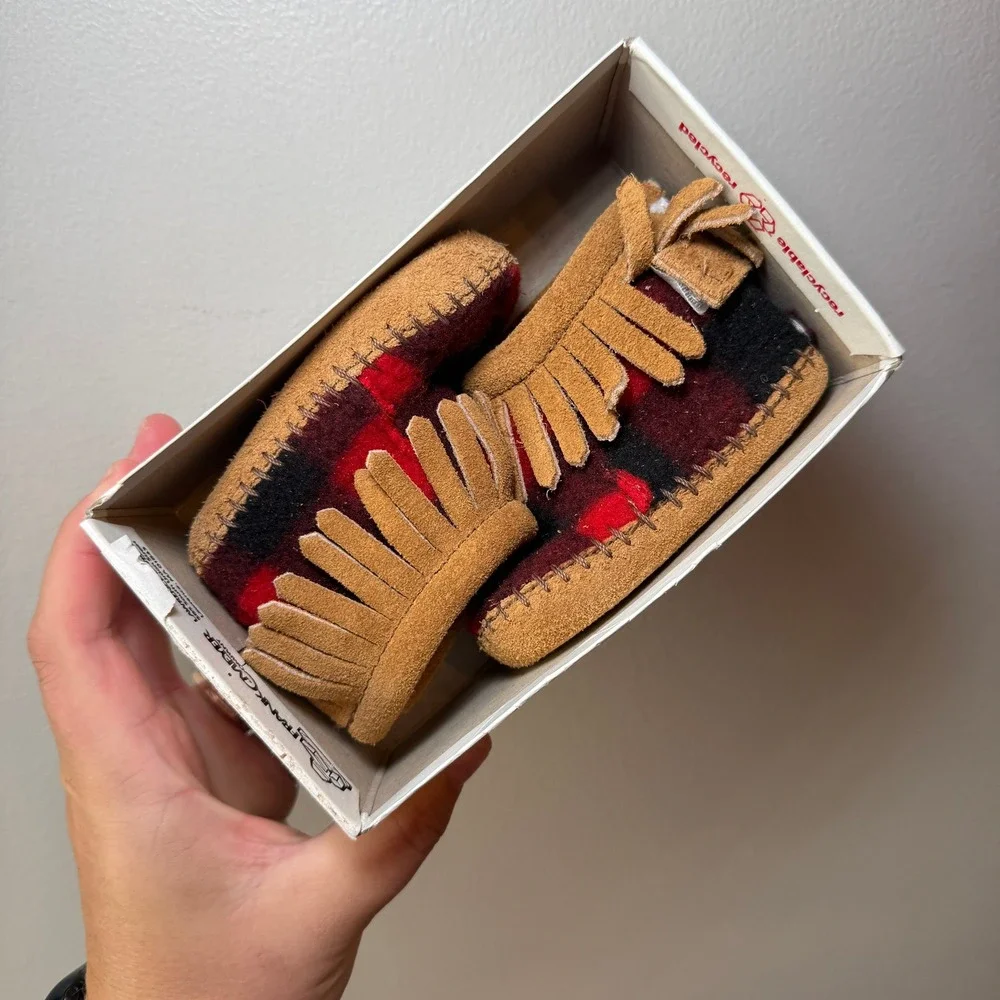 Minnetonka Pa-Poo-Shu Infant Moccasins Tan Red Buffalo Plaid Suede Size 1 1177
